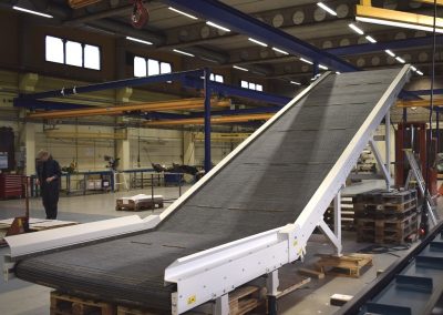 Belt Conveyor with steel wired belt for handling steel scraps constructed by Bofab Conveyor AB for Volvo AB